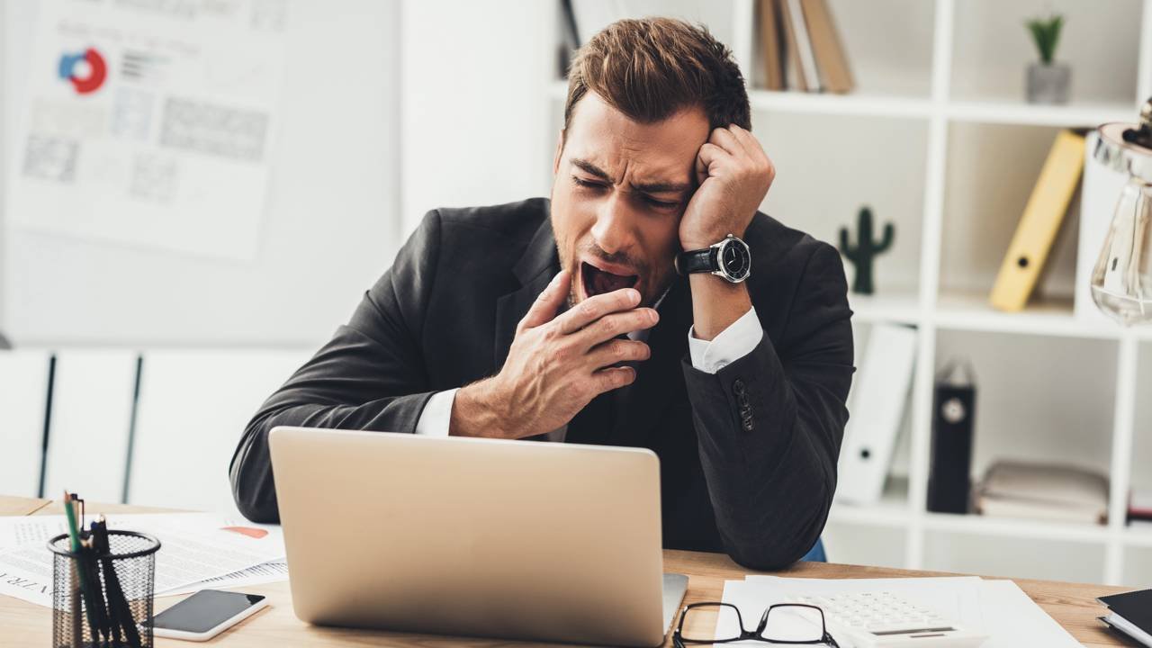 O que significa bocejar sem estar com sono, segundo a psicologia ...