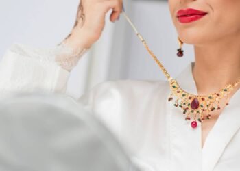 Acessórios leves após os 60 que deixam o look elegante, harmonioso e cheio de leveza