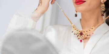 Acessórios leves após os 60 que deixam o look elegante, harmonioso e cheio de leveza