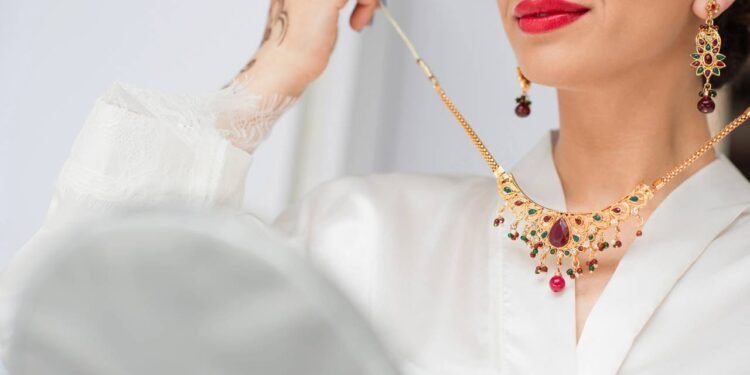 Acessórios muito robustos puxam o olhar para um único ponto, como pescoço ou orelhas, criando desproporção em relação ao restante do corpo - Créditos: depositphotos.com / HayDmitriy