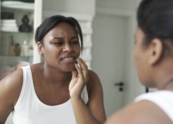 O perigo silencioso do ranger de dentes e como a tensão emocional está por trás das suas enxaquecas