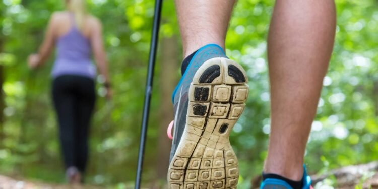 Quando você caminha por muito tempo, o corpo sofre pequenas microlesões musculares - Créditos: depositphotos.com / kasto