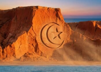 O paraíso do Ceará com falésias avermelhadas, dunas gigantes e o símbolo da lua que virou marca registrada do litoral