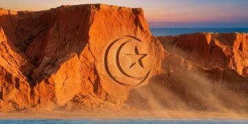 O paraíso do Ceará com falésias avermelhadas, dunas gigantes e o símbolo da lua que virou marca registrada do litoral