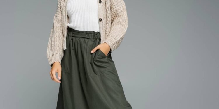 O cardigan vem ganhando espaço ao substituir o tradicional blazer no ambiente profissional - Créditos: depositphotos.com / AllaSerebrina