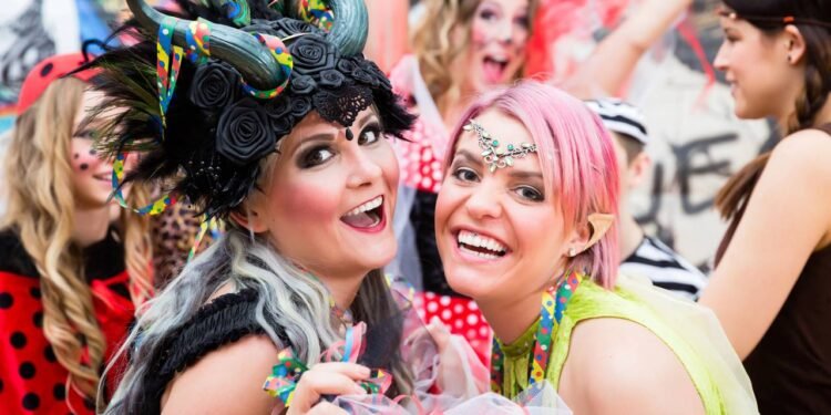 Entre as principais tendências de moda para o Carnaval 2026, três pontos aparecem em quase todas as conversas - Créditos: depositphotos.com / Kzenon