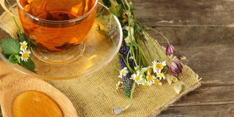 O primeiro aspecto geralmente associado ao chá de camomila é o possível efeito calmante. - Créditos: depositphotos.com / MillaFedotova