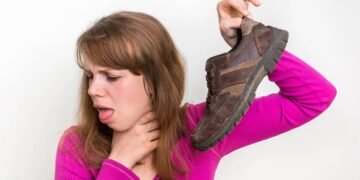 Chulé persistente? Saiba como o vinagre de maçã pode ser o fim do mau cheiro nos pés