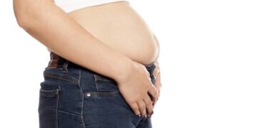 Corpo inchado no fim do dia? Entenda por que isso acontece e aprenda 5 truques para desinchar