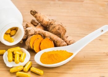 Cúrcuma fresca ou em pó? Veja por que ralar a raiz na hora potencializa seu shot matinal
