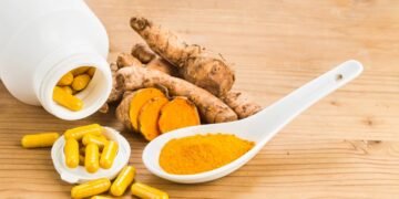 Cúrcuma fresca ou em pó? Veja por que ralar a raiz na hora potencializa seu shot matinal