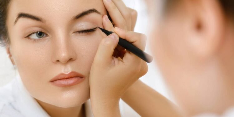 Com o passar dos anos, a pele ao redor dos olhos perde firmeza, aparecem linhas finas e a pálpebra pode ficar um pouco mais caída - Créditos: depositphotos.com / AY_PHOTO