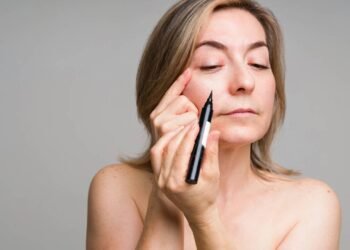 Olhar renovado aos 45: como escolher o delineado ideal para levantar o olhar e disfarçar pálpebras