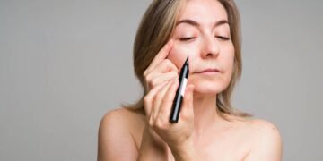 Olhar renovado aos 45: como escolher o delineado ideal para levantar o olhar e disfarçar pálpebras