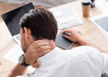 Dores musculares leves? Aprenda automassagem rápida e segura para aliviar tensão