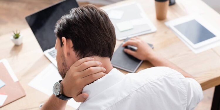 A automassagem é quando você mesmo faz pequenos movimentos de massagem no próprio corpo - Créditos: depositphotos.com / HayDmitriy