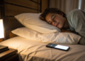 Dormir perto do seu celular pode te afetar mais do que você imagina