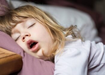 Boca seca ao acordar? Saiba como a respiração bucal destrói a qualidade do seu sono