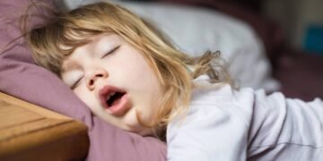 Boca seca ao acordar? Saiba como a respiração bucal destrói a qualidade do seu sono