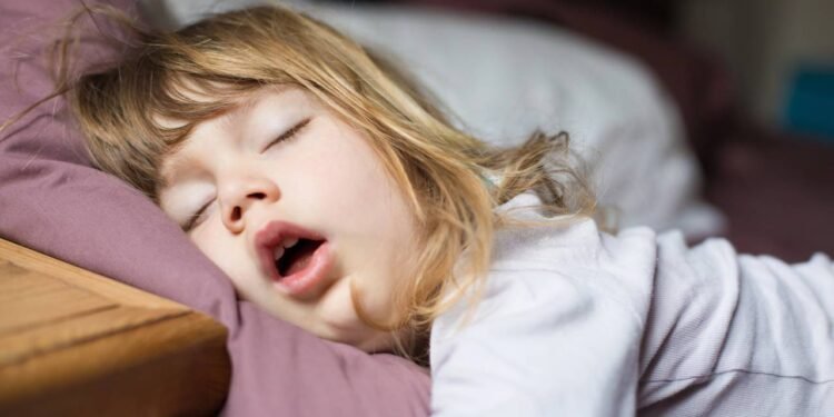 A relação entre respirar pela boca e roncar é muito comum em adultos e crianças. Com a boca aberta - Créditos: depositphotos.com / quintanilla