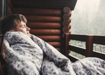 Ruído branco natural: entenda como o som da água caindo no telhado desliga o seu cérebro