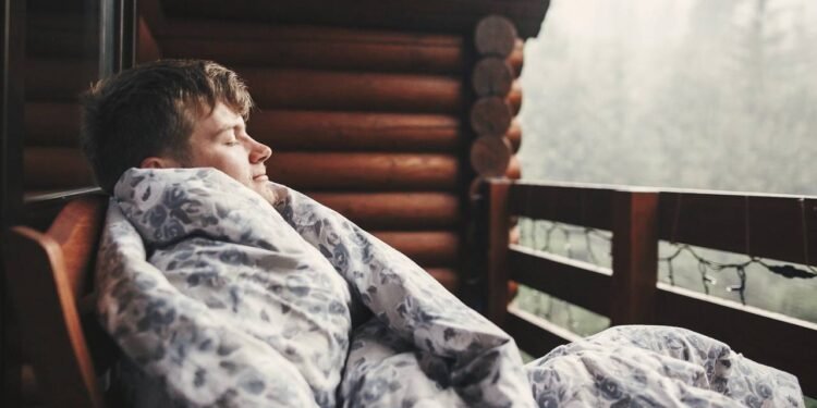 Essa percepção de dormir melhor na chuva costuma envolver fatores bem concretos, como menos barulho na rua - Créditos: depositphotos.com / Sonyachny