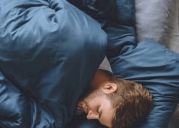 O que realmente significa preferir dormir sozinho, segundo a psicologia