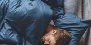 O que realmente significa preferir dormir sozinho, segundo a psicologia