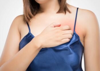 Mão no peito por 60 segundos: o movimento simples que ativa o autocuidado e acalma o estresse