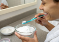 Bicarbonato nos dentes funciona? Método simples promete sorriso mais claro em 2 minutos