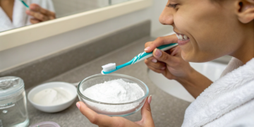 Bicarbonato nos dentes funciona? Método simples promete sorriso mais claro em 2 minutos