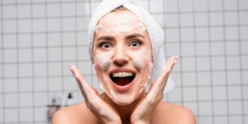 Esfoliação química ou física? Veja a melhor forma de remover células mortas depois dos 50 anos