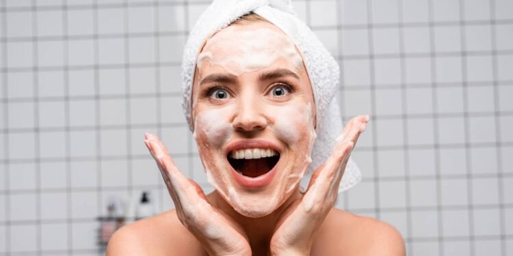 A esfoliação suave é um jeito delicado de renovar a pele, removendo células mortas da superfície sem agredir - Créditos: depositphotos.com / HayDmitriy