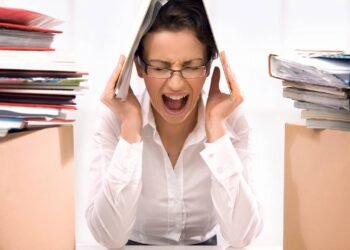 Cansaço mental e irritação? Saiba como pausas estratégicas evitam o esgotamento emocional