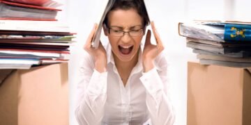 Cansaço mental e irritação? Saiba como pausas estratégicas evitam o esgotamento emocional