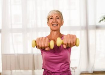 Exercícios leves: como idosos podem se manter ativos e seguros sem sair de casa