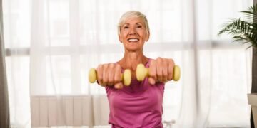 Exercícios leves: como idosos podem se manter ativos e seguros sem sair de casa