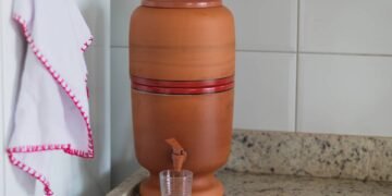 Aprenda a fazer a limpeza correta do seu filtro de barro