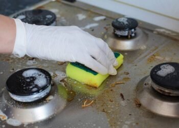 Adeus gordura grudada: aprenda como limpar o forno com bicarbonato de sódio sem sofrimento