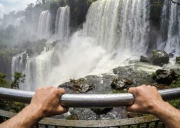 Cidade na fronteira do Brasil que abriga 275 quedas d’água e um espetáculo natural considerado o mais impressionante do planeta