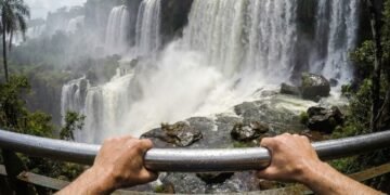 Cidade na fronteira do Brasil que abriga 275 quedas d’água e um espetáculo natural considerado o mais impressionante do planeta