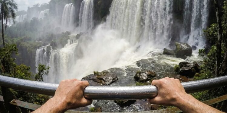 Foz do Iguaçu: a cidade brasileira que abriga o espetáculo de água mais impressionante do planeta (imagem ilustrativa)