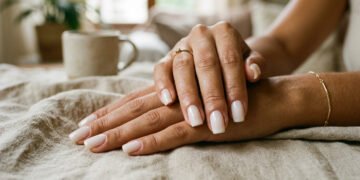Diga adeus ao esmalte escuro tradicional: as unhas "milky nails" são a nova tendência que realçam a beleza natural em 2026