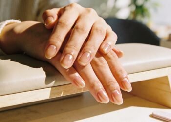 O fim da era do esmalte tradicional chegou: a manicure coreana é a tendência sofisticada que valoriza unhas naturais em 2026