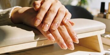 O fim da era do esmalte tradicional chegou: a manicure coreana é a tendência sofisticada que valoriza unhas naturais em 2026