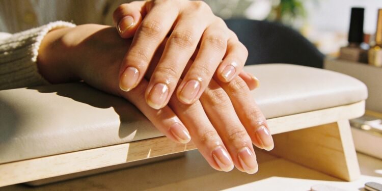 O fim da era do esmalte tradicional chegou: a manicure coreana é a tendência sofisticada que valoriza unhas naturais em 2026