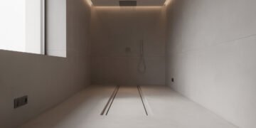 Adeus ao clássico box de chuveiro: a tendência que está ganhando força nos hotéis europeus em 2026