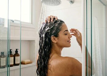 Quantas vezes por semana é recomendado lavar o cabelo para evitar queda e fios brancos