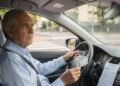 A partir de fevereiro de 2026, motoristas idosos com mais de 65 anos precisam conhecer as novas regras para renovação da carteira de motorista