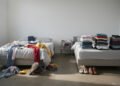 O que significa guardar roupas espalhadas só quando recebe visita em casa, segundo a psicologia